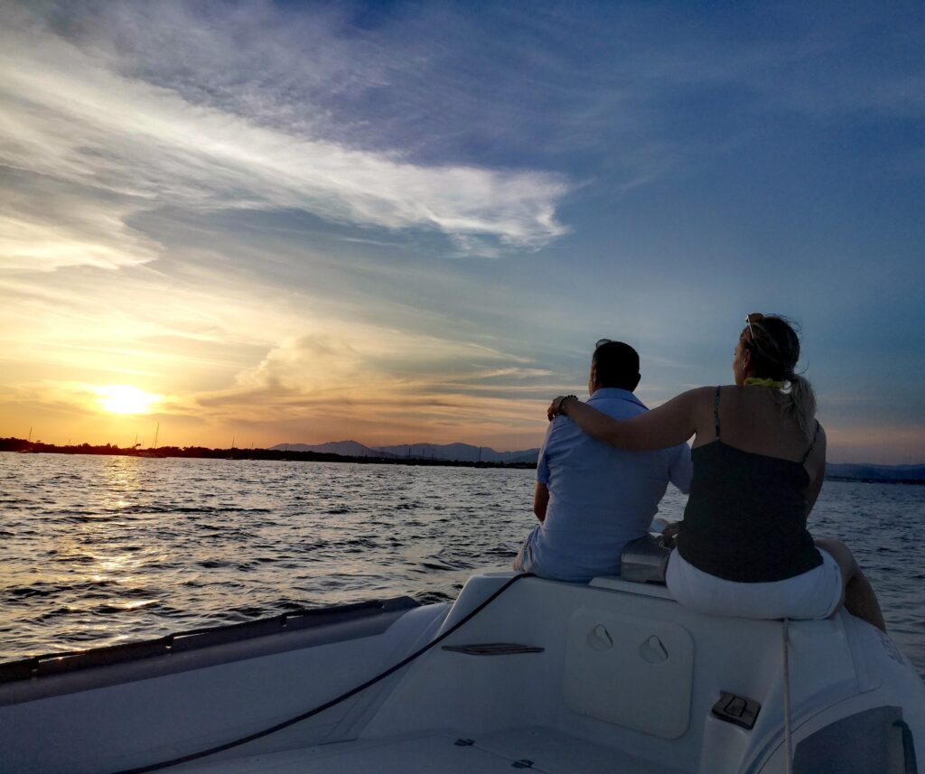 Un couple en mer au large de Hyères au coucher du soleil