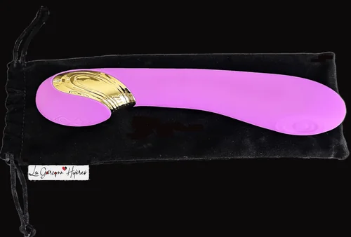 Le sextoy posé sur sa pochette de rangement en velours noir marquée La Garçonn’Hyères