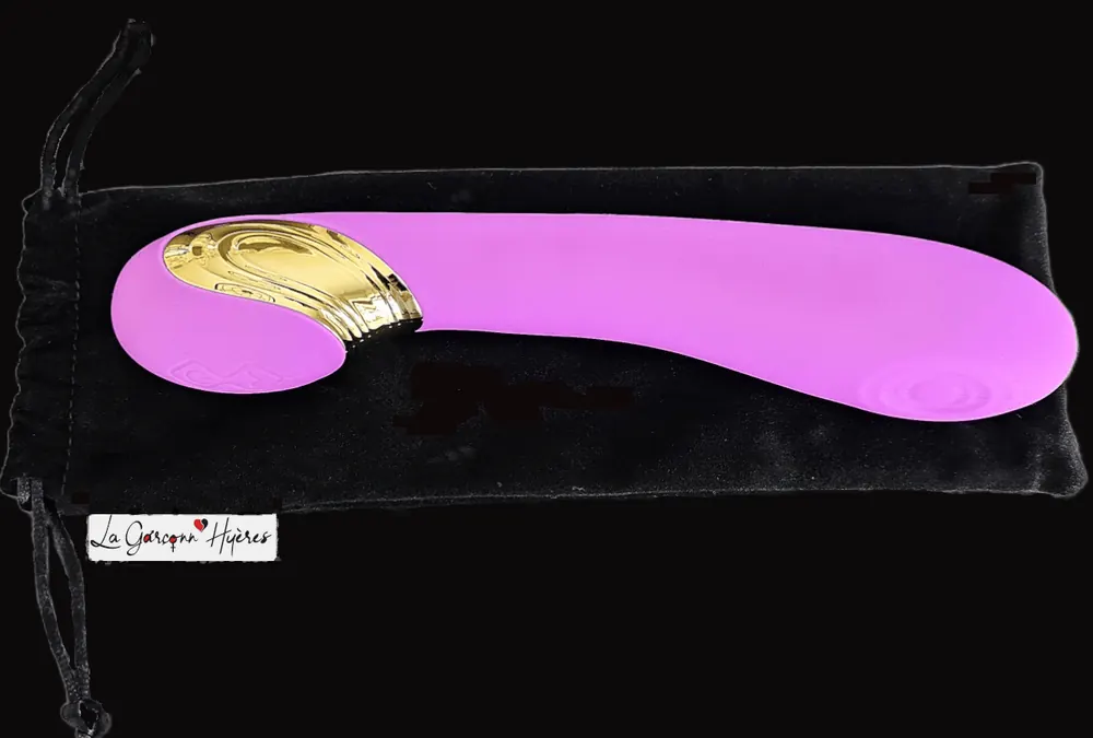 Le sextoy posé sur sa pochette de rangement en velours noir marquée La Garçonn’Hyères