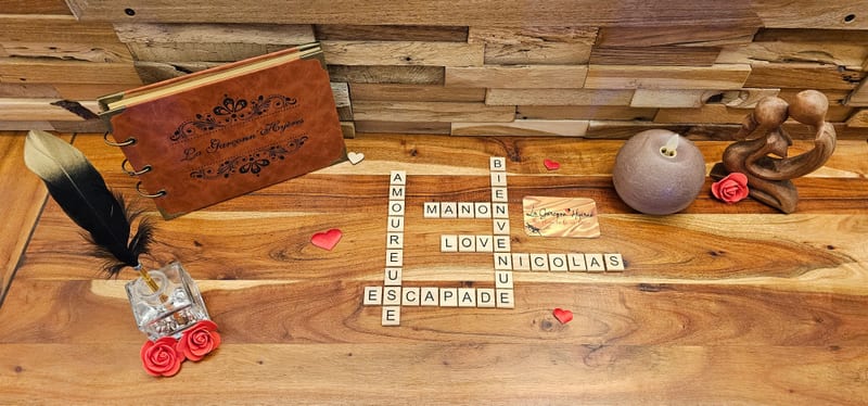 Message de joyeux anniversaire composé en lettres sur le meuble en bois de La Garçonn’Hyères