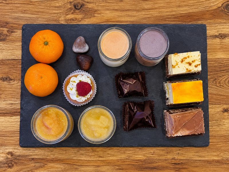 Ardoise sucrée redressée : verrines, petites pâtisseries, chocolats et clémentines