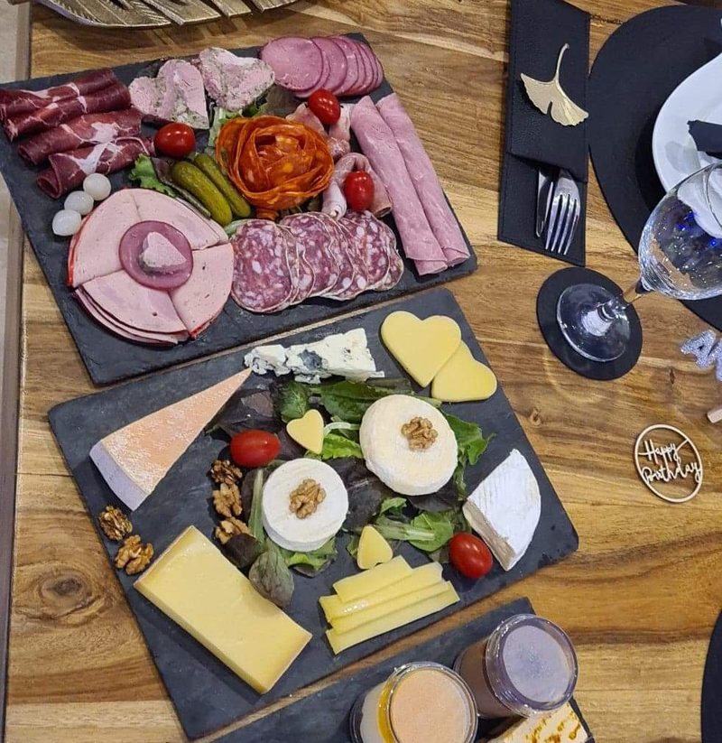 Deux ardoises de charcuterie et de fromages avec des cœurs, sur la table de La Garçonn’Hyères