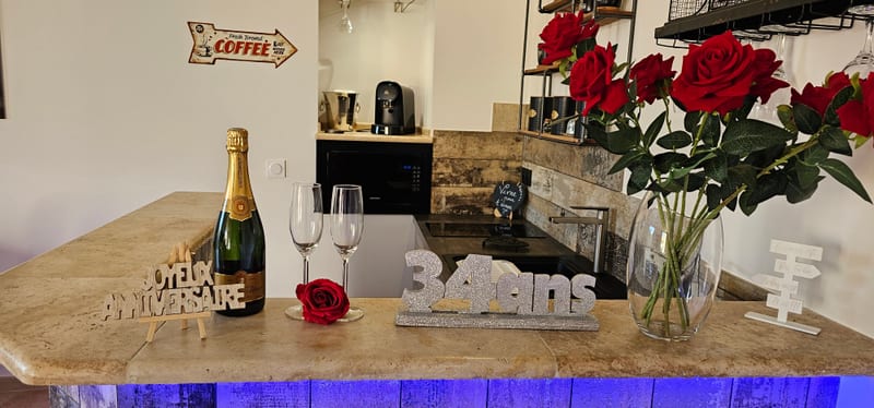 Le vrai bar de La Garçonn’Hyères préparé avec un message d’anniversaire et un bouquet de roses rouges