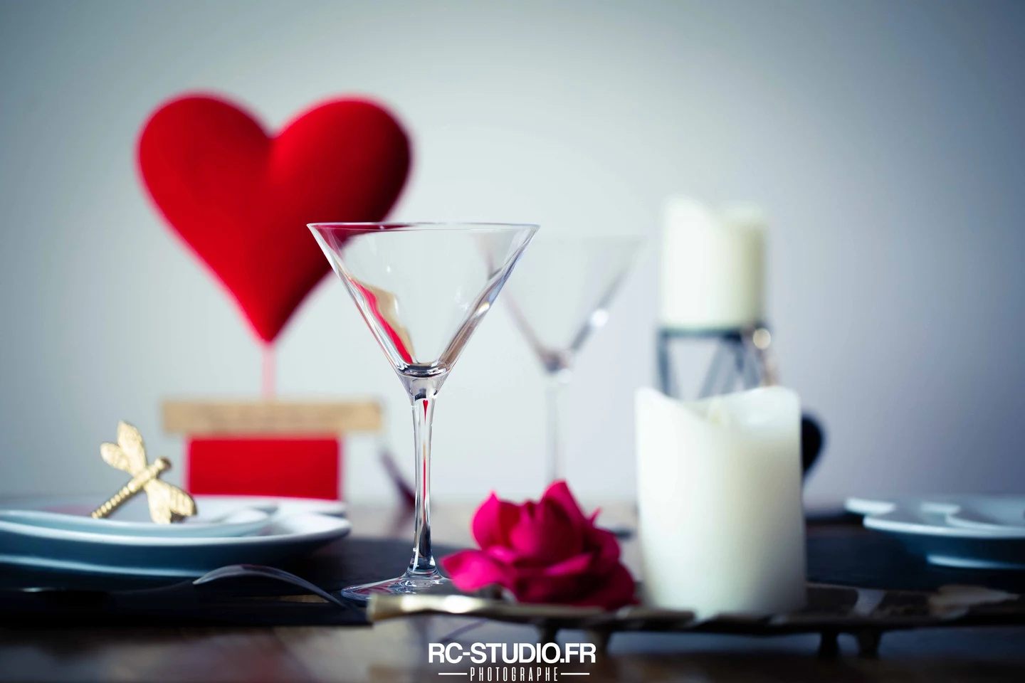 Deux verres, une rose rouge et des bougies sur une table romantique à La Garçonn’Hyères — photographie RC-STUDIO.FR